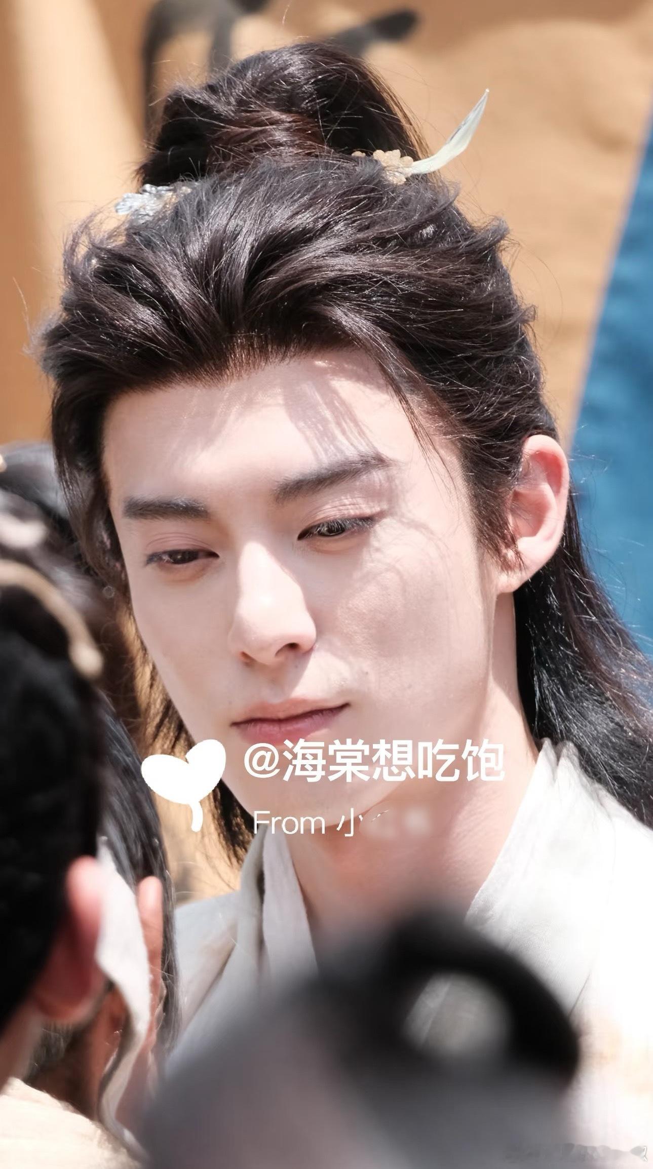 王鹤棣怼脸生图直出，真的毫无滤镜靠脸硬扛​​​