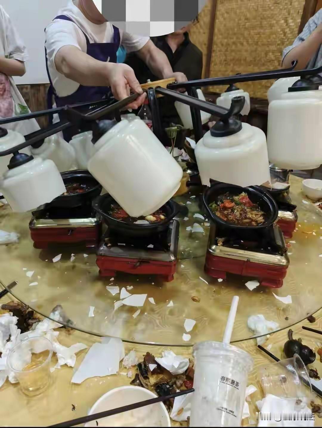 安徽宁国，女子和亲友饭店包间吃饭，吊灯突然“砰”地一声砸在饭桌上，油污飞溅到众人