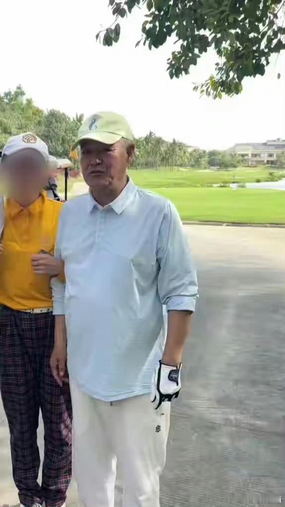 68岁赵本山在海南打高尔夫尽显情商，41岁贾乃亮低调现身！