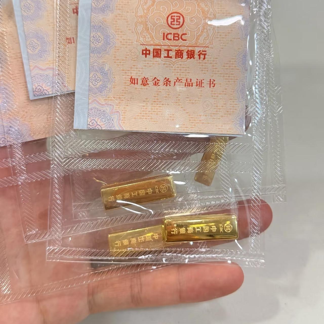 手里有黄金的人，现在估计脸都笑开花了吧，今早一开盘，金价就从949一克涨到了