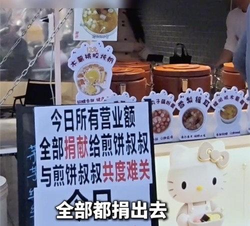 最近福建师范大学旗山校区旁的小吃街，发生了一件让无数人眼眶发热的暖心事。原本各家