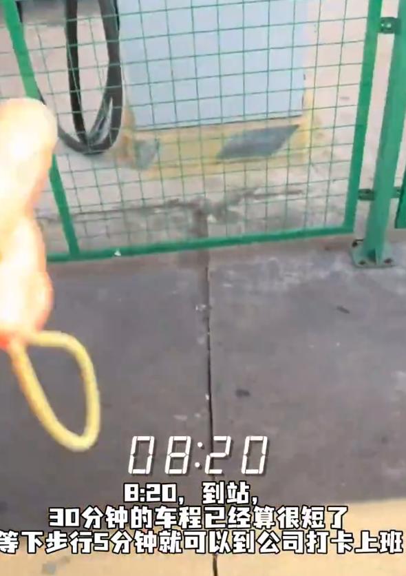 杭州临平，一名女子被公司调到上海去工作，待遇比滨江高出一大截，她二话不说立马答应