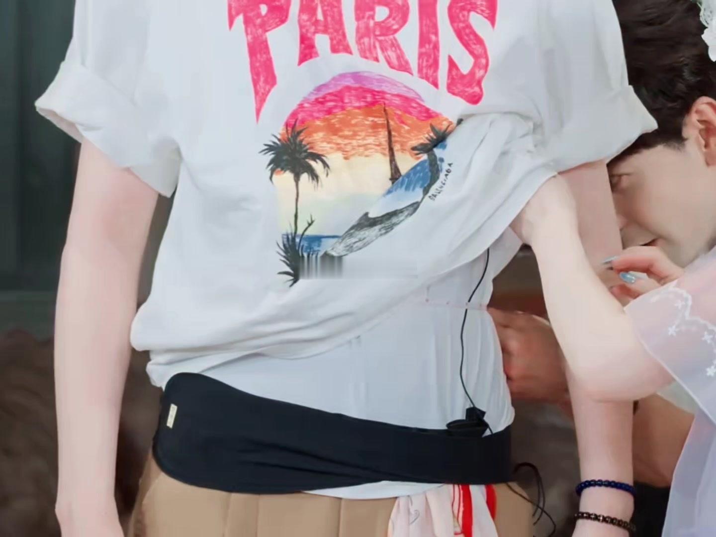 满心欢喜的在等刘宇宁漏腹肌，结果里面还穿了一层衣服……[笑着哭]​​​