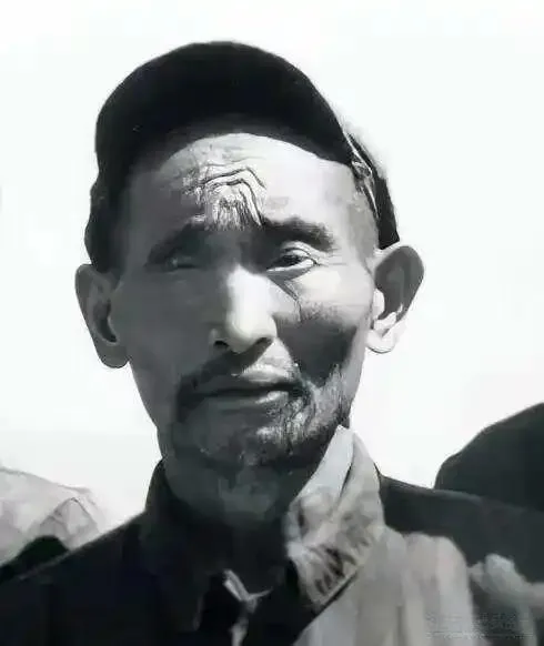 1952年大凉山深处，解放军从奴隶主手中解救出一名双眼溃烂的汉人。战士们看他挺遭