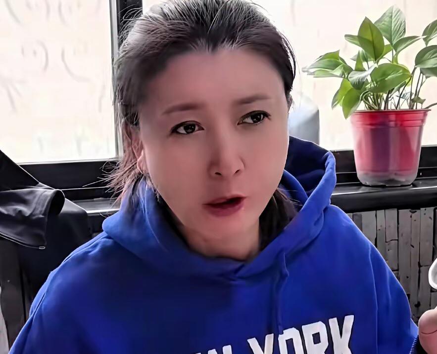 [呲牙笑]闫学晶一脚踏入西安的烟火里，便直奔街头巷尾的面食馆子，直言“来西安不咥面