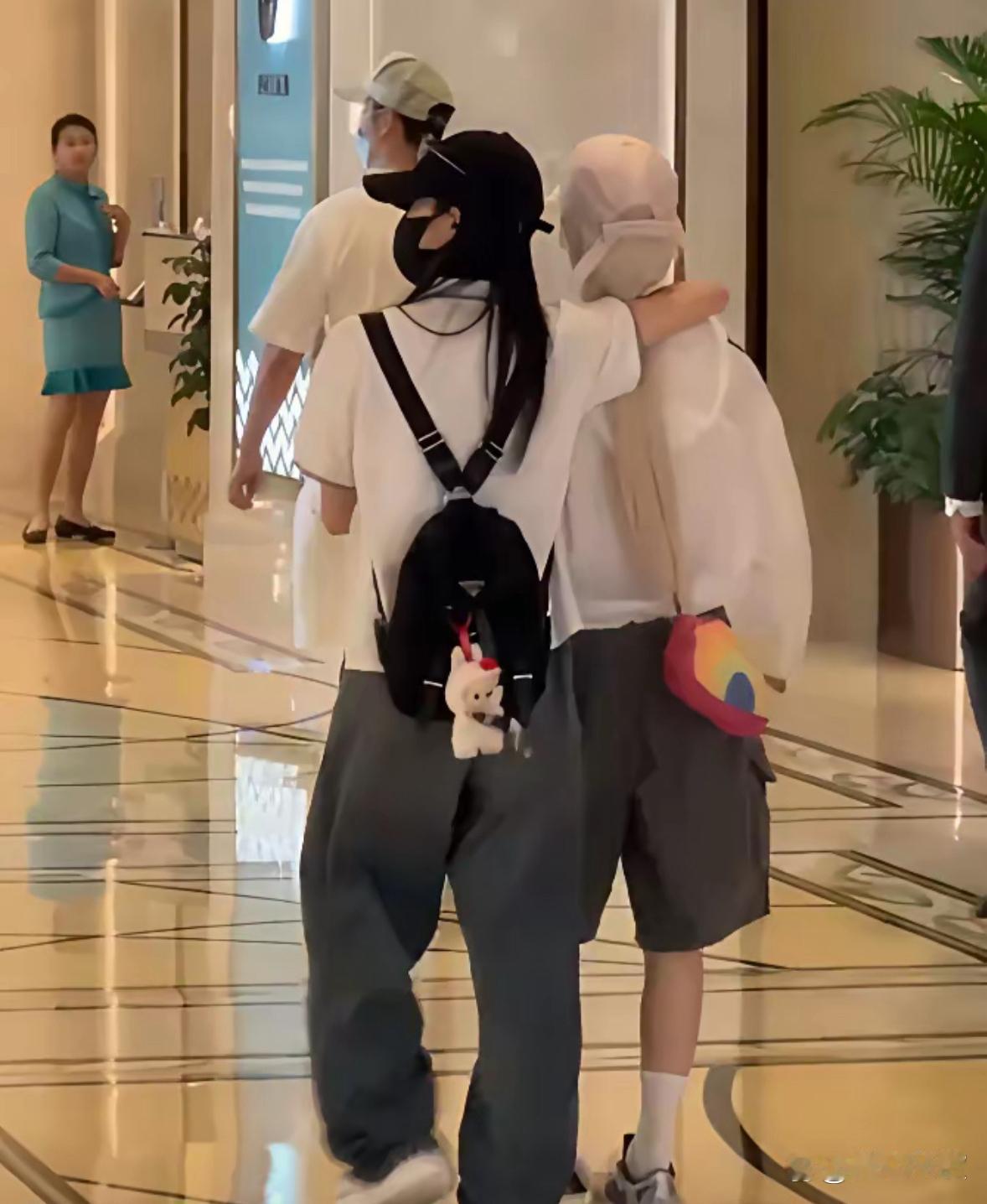白鹿和宋雨琦澳门勾肩搭背一起逛街​​​