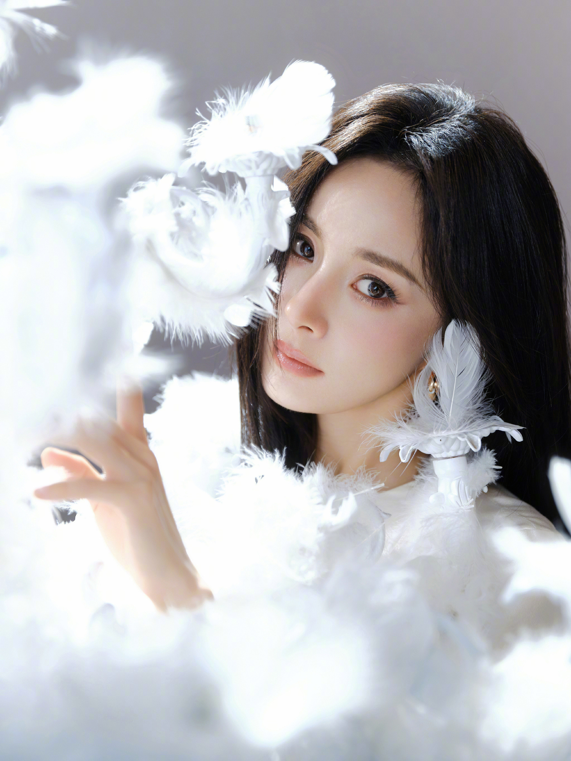 杨幂今晚品牌直播造型，身着ImaneAyissi2026秋冬高定出镜，