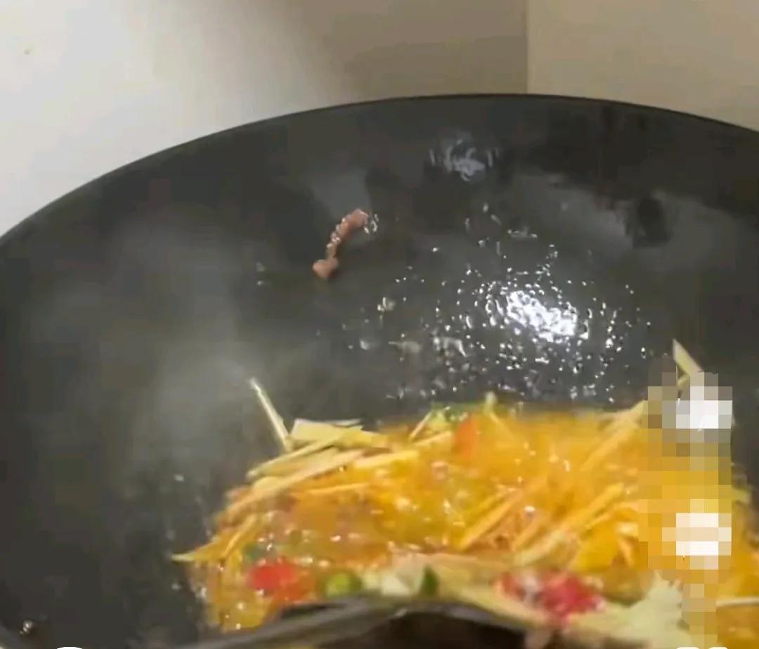 婆婆炒菜，吃不下一口，太油了！别人是炒菜，她是油煮菜，一锅菜，半锅油，每次吃完