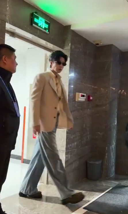 刘宇宁开推4录制上班了刘宇宁白西装墨镜大佬感刘宇宁开推4录制上班了，刘宇宁白