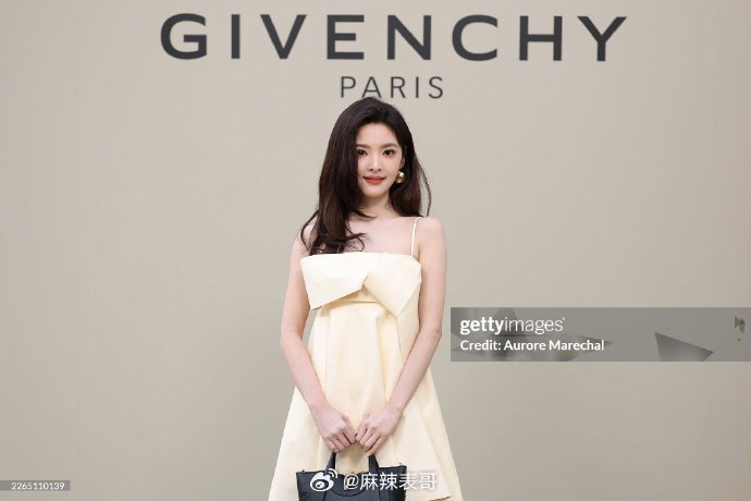 来看看章若楠Givenchy大秀生图，这个状态怎么样