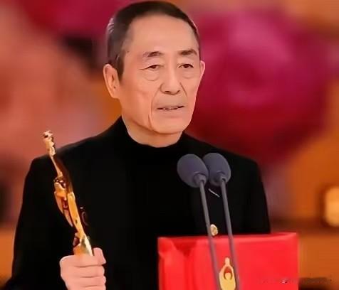 对不起，我必须给大家泼盆冷水。百花奖落幕了，网上铺天盖地都在夸张艺谋。76岁