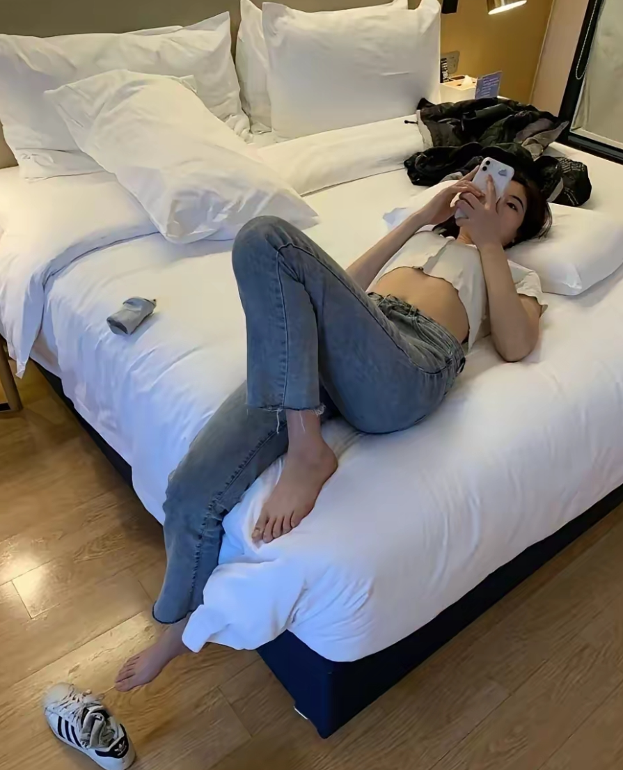 闺蜜脚也不洗回来就躺下[裂开]