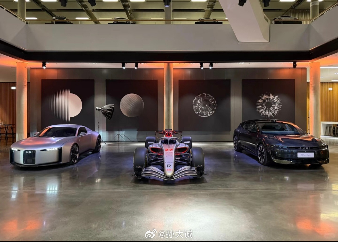 奥迪德国总部放了什么车在德国英戈尔施塔特奥迪总部设计中心展厅陈列三款车型，这三台