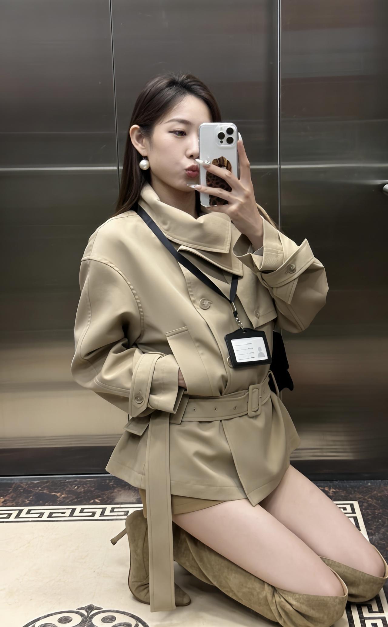 今日穿搭推荐是轻熟风通勤，整体协调又有细节亮点：单品组合：浅卡其短款风衣（配腰