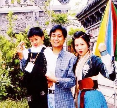 1983年，20岁的何赛飞去老师家吃饭，看到照片中老师的4个儿子，她心想：“自己