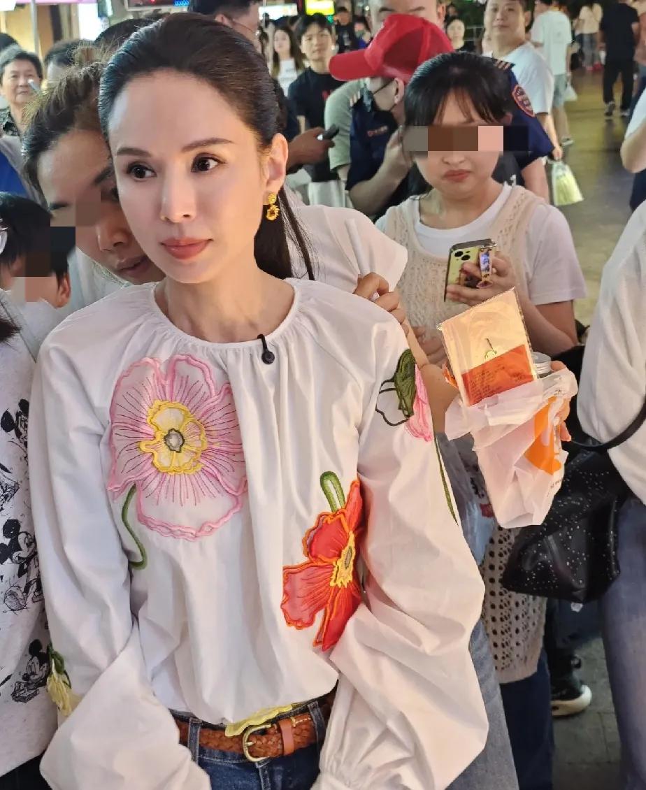 李若彤真人照！脸像20岁小姑娘，可惜脖子出卖了年龄。