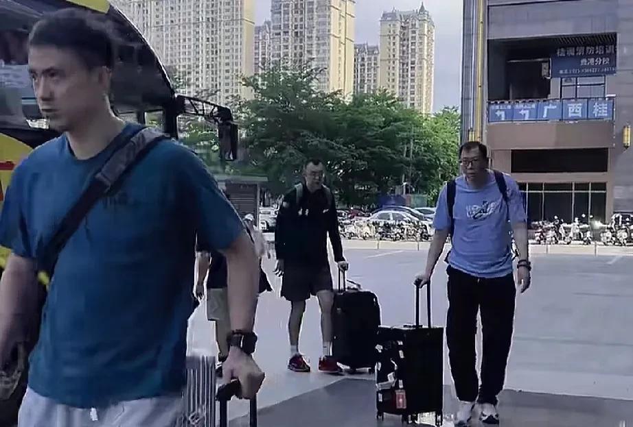 辽宁男篮抵达赛区！杨鸣领衔辽宁天团帅气出场！辽宁男篮完成了和北京队的热身赛后，