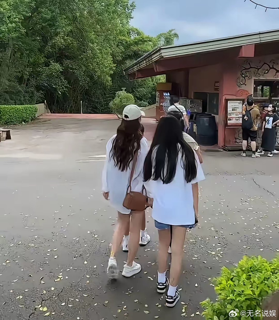 汪小菲开心的表示：现在每天可以和孩子们住一起好幸福，老婆小梅和孩子们相处融洽。小
