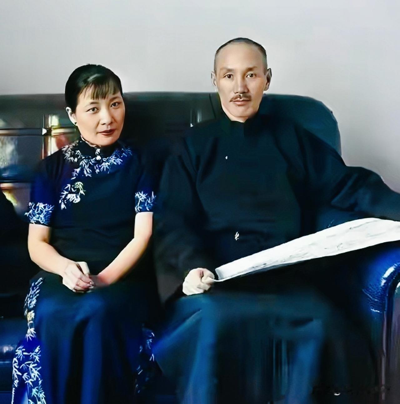 1935年，武汉汉口，蒋中正和夫人宋美龄的合影老照片。这不是演戏，也不是影视剧里