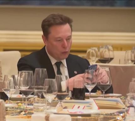 国宴上雷军和马斯克合影这一幕我反复看了好几遍，相当的有意思。其实马斯克最开始