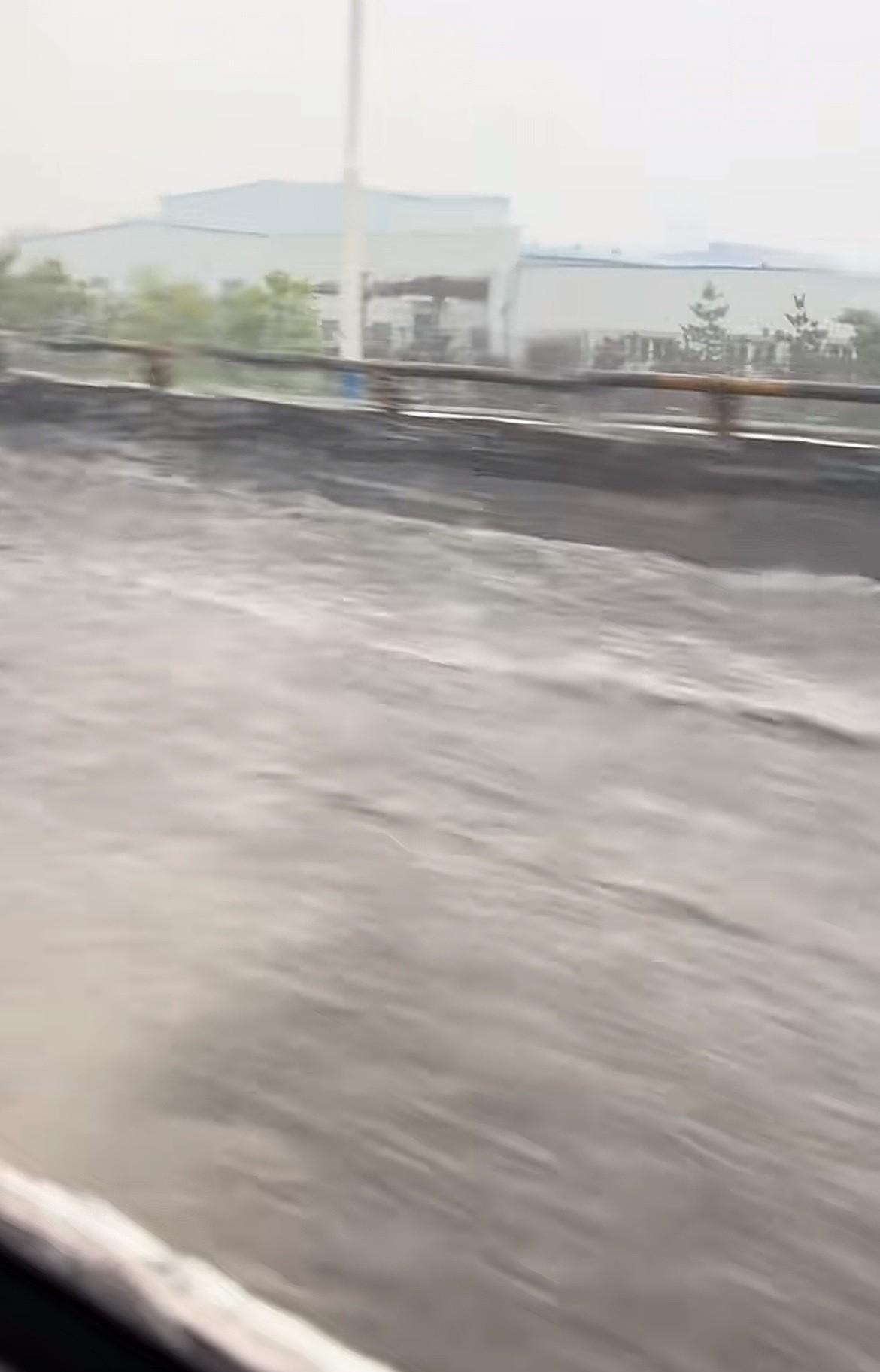 今天早晨芝罘区突然下起了大雨，预报的是小区，看看这雨水太猛了，烟台其他区怎么样。