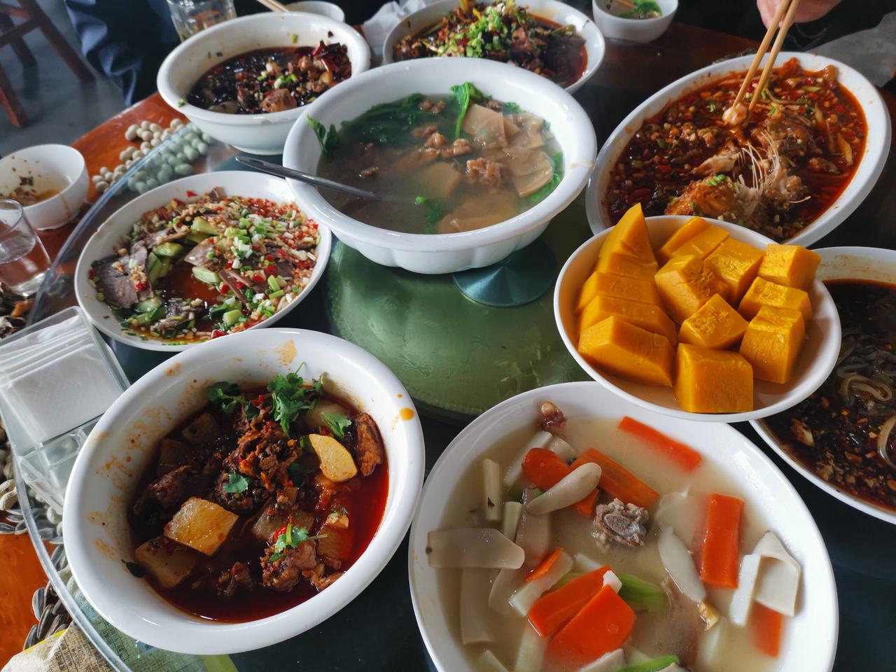 我们昨天这桌菜算下300元，晚上减去60元。要放在城里一般上点挡次的馆子，一斤