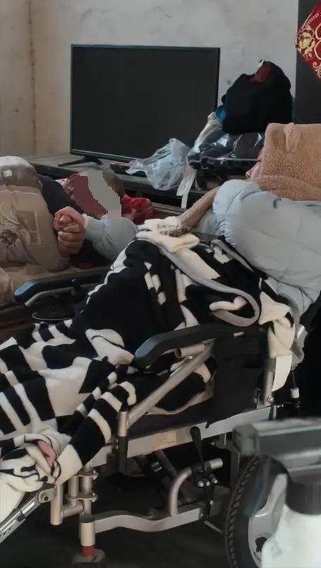 看哭了！69岁患癌父亲送瘫痪女儿进养老院时说：“等我病看好了，就接你回家。”这是