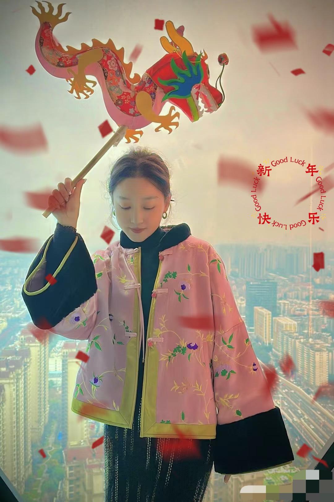 马龙携全家大年初一更新：大家新年快乐！马龙的妻子夏露更新，全家在北京过年🧨