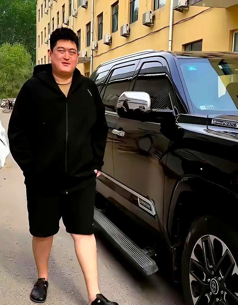 沈阳街头，一台黑红杉堵哭交警这车比劳斯还难撞见。丰田没给国内上牌目录，想买