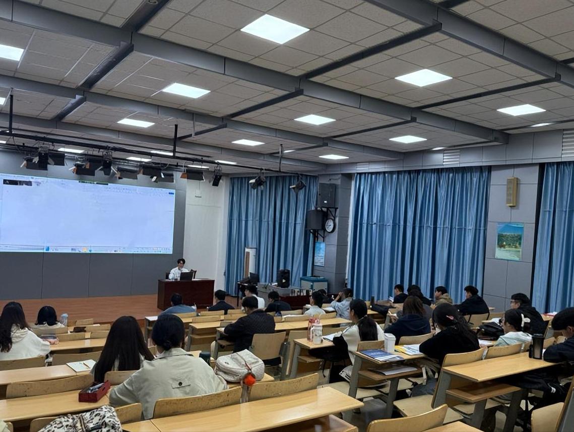 国考报名刚刚落下帷幕，听说朋友家孩子报了县里的税务局岗位。这个岗位就招两个人，系