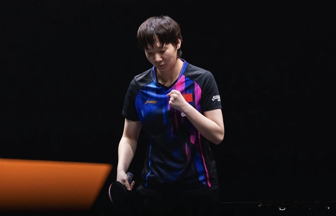 王曼昱轻松拿捏一个“亿”。是的，香港总决赛一场女单半决赛，王曼昱轻松拿捏了一