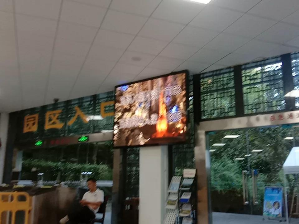 我52岁，属牛，儿子带着我和老公出来旅游。我这次旅游安排的是昆明三天，贵州7