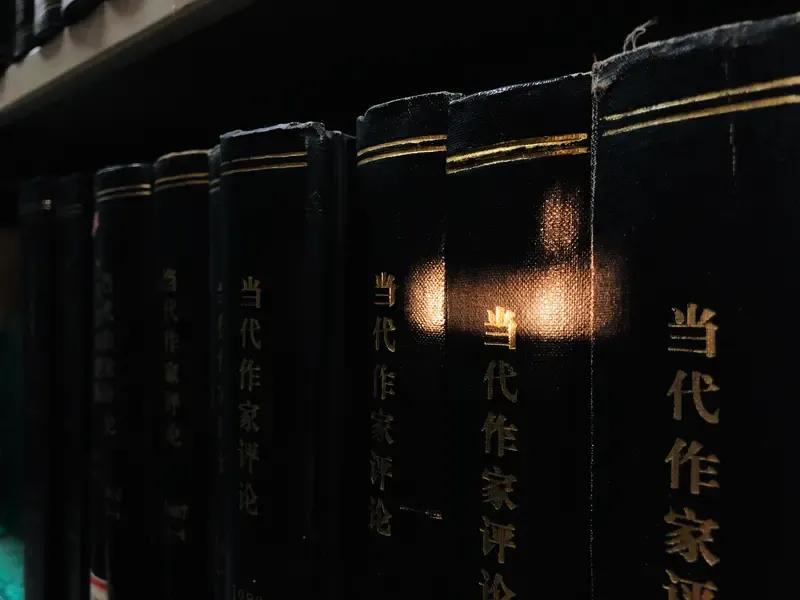 莫言是作家，虽然比你小，经的事可能没你多，但他知道的肯定比你多多了。他为什么只