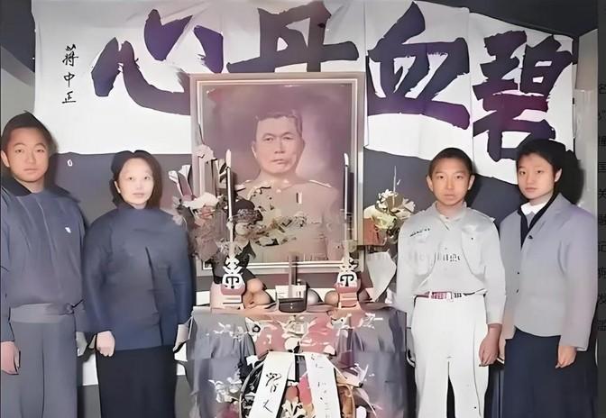 1949年，国军中将邱清泉战死后，他的妻子叶蕤君来不及哀痛就慌不迭地带着