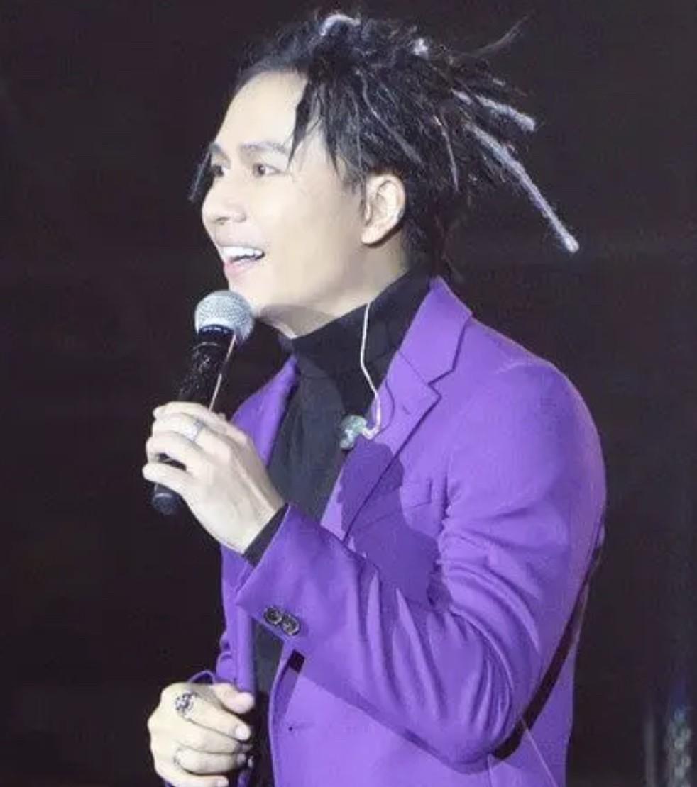 那个凭借“心痛2009”，霸榜90后彩铃榜的男人，复出开演唱会了，不过被网