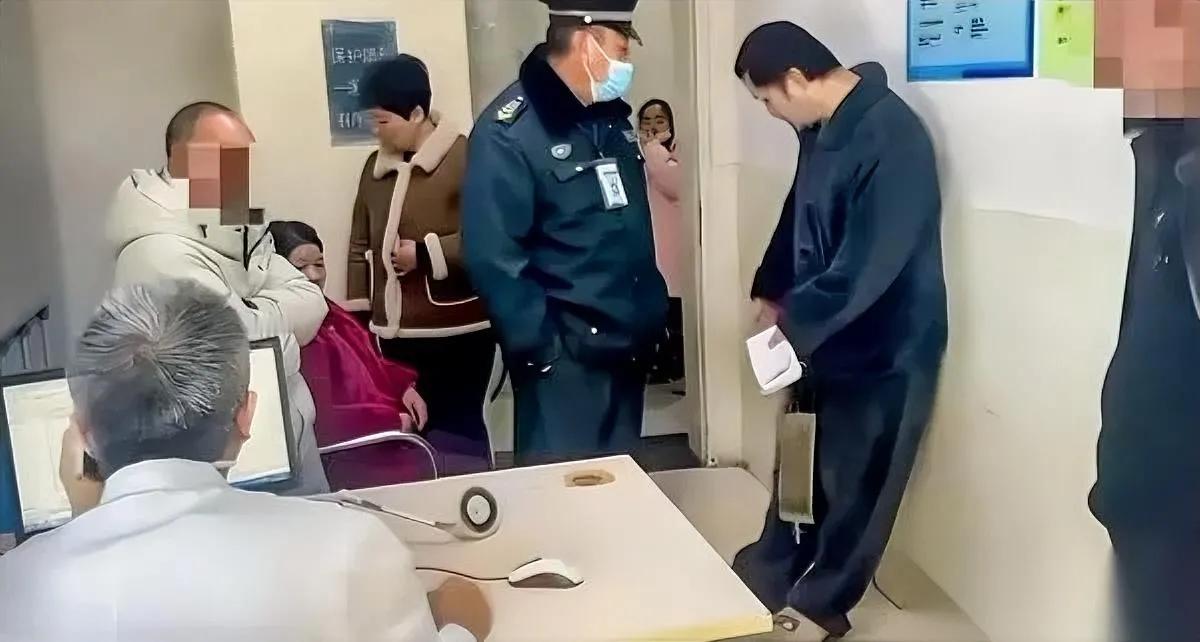 “别拔！”大夫只说了俩字。凌晨一点，安徽某医院急诊，灯白得像审讯室。那哥