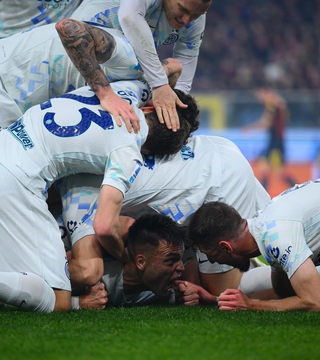 劳塔罗这张图片有没有震撼到你？迷妹是被震撼到了！劳塔罗进球之后倒地庆祝与苏西奇这