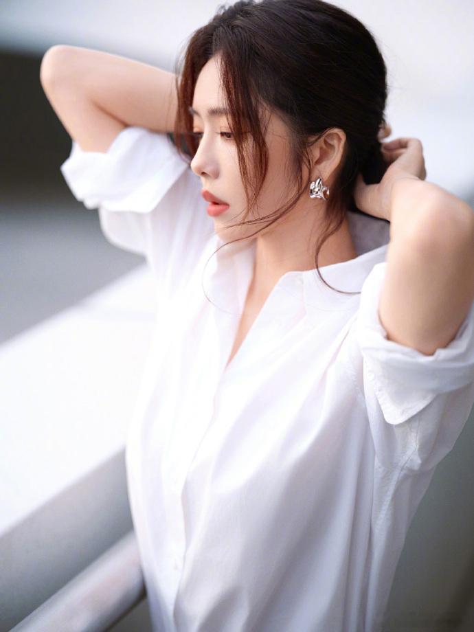 蔡文静高智姐感要溢出屏幕了一件简单的白衬衫，却在蔡文静身上散发出不同凡响的气质，