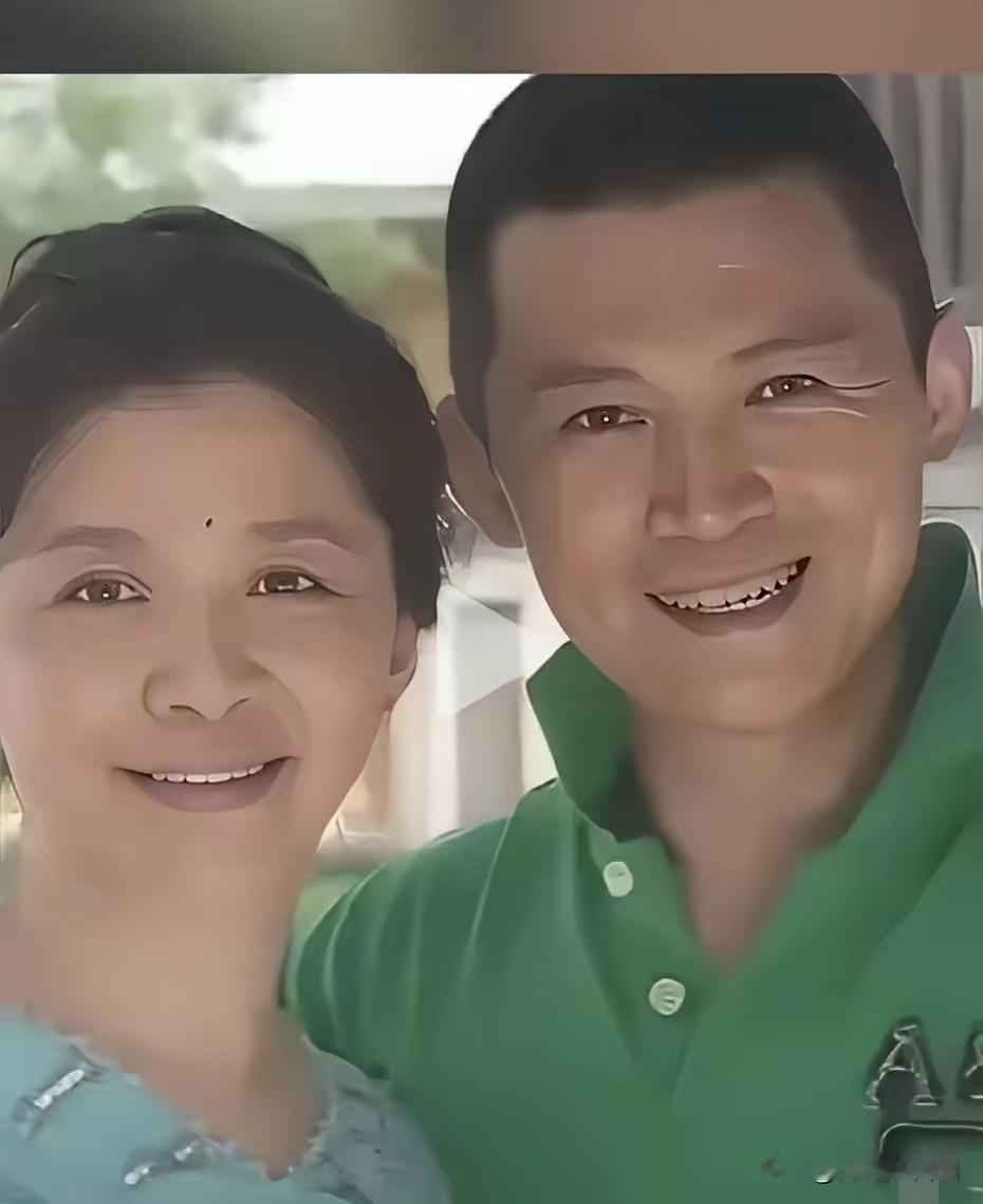 倪萍说：迟蓬在生孩子前，嫌家里窗帘脏，用凳子垫脚站到窗台上，把窗帘拆下洗干净又挂