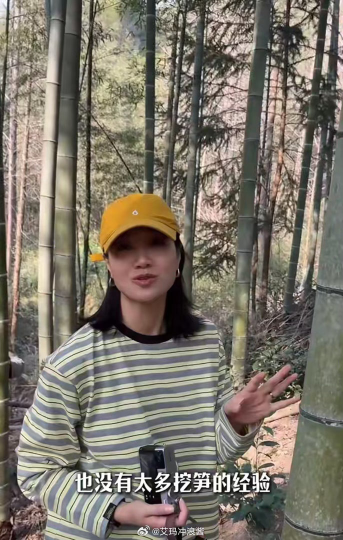 周一围夫妇带仨孩子上山挖笋，45岁朱丹身体真好，才3月穿短裤了