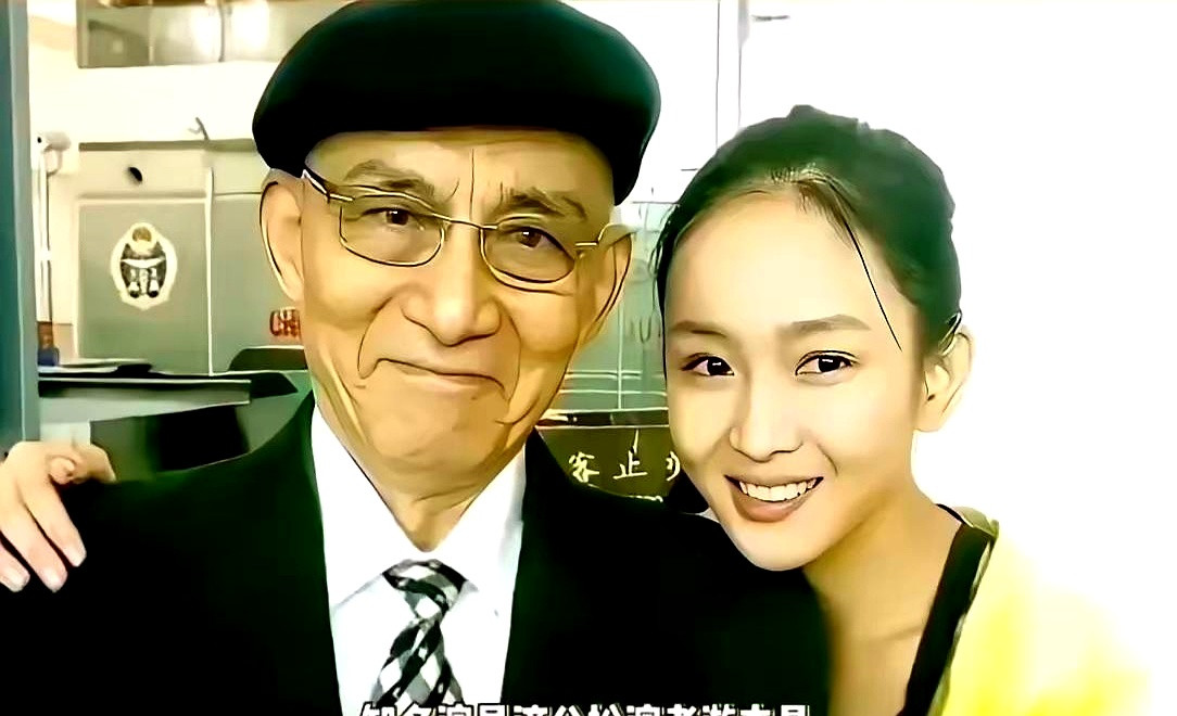 游本昌93岁走的时候，他那闺女游思涵都48了，还是一个人。这姑娘模样随爹，眉眼