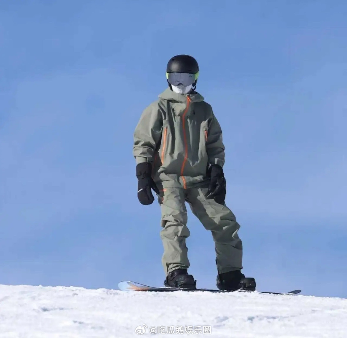 有网友在崇礼偶遇郑恺滑雪，他挺帅的，是阳光型帅哥！不过他好像没带苗苗和孩子们，就