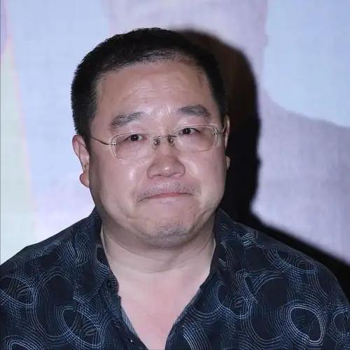 “你现在都不姓英了，没资格来！”2003年英若诚的葬礼上，13岁的巴图被父亲英达