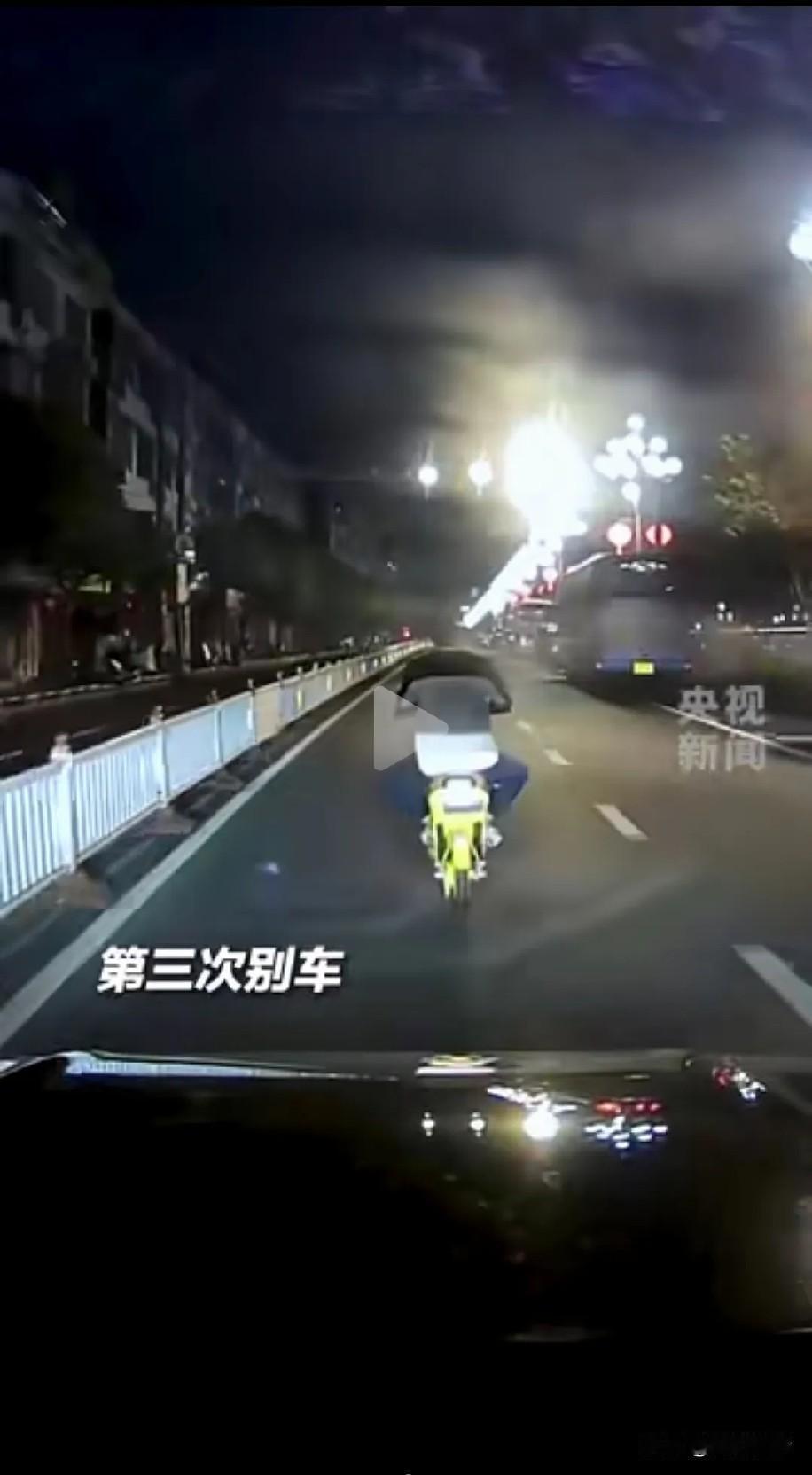 太解气！福建男子因一声喇叭，故意3次别停汽车，结局大快人心。就因为司机按了一声喇