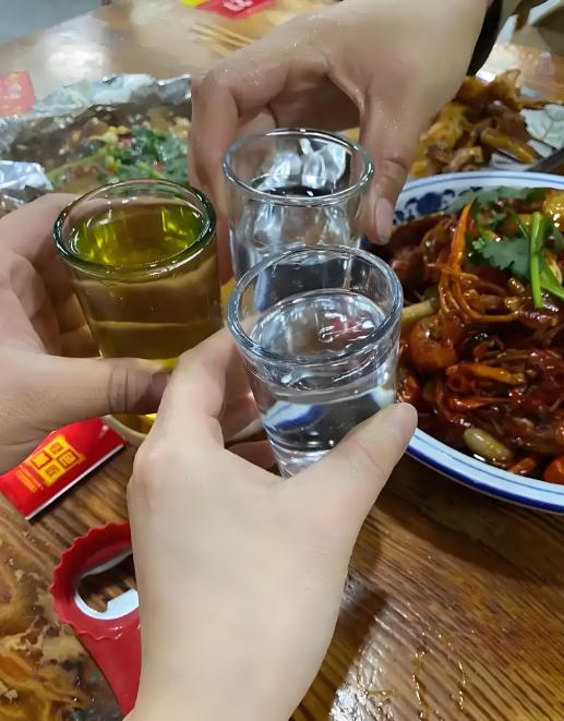 内蒙古，男子张某前往朋友家中聚餐饮酒，聚会结束后，张某与同行女子王某一同返回住处