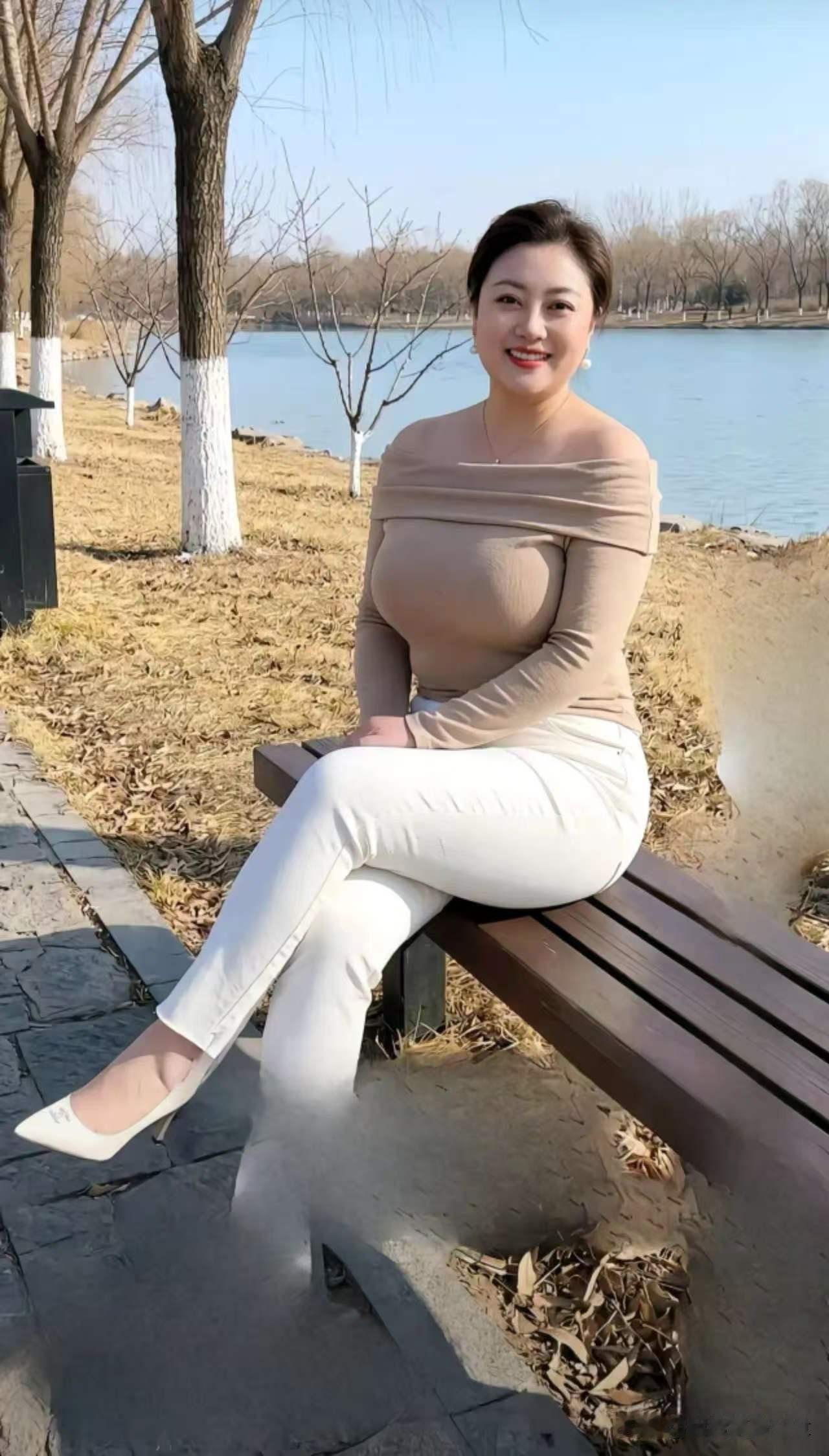 点绛唇·闲韵暖日烘晴，长堤柳色初青嫩。白裳轻瞬，一笑春风顺。慢倚朱栏，