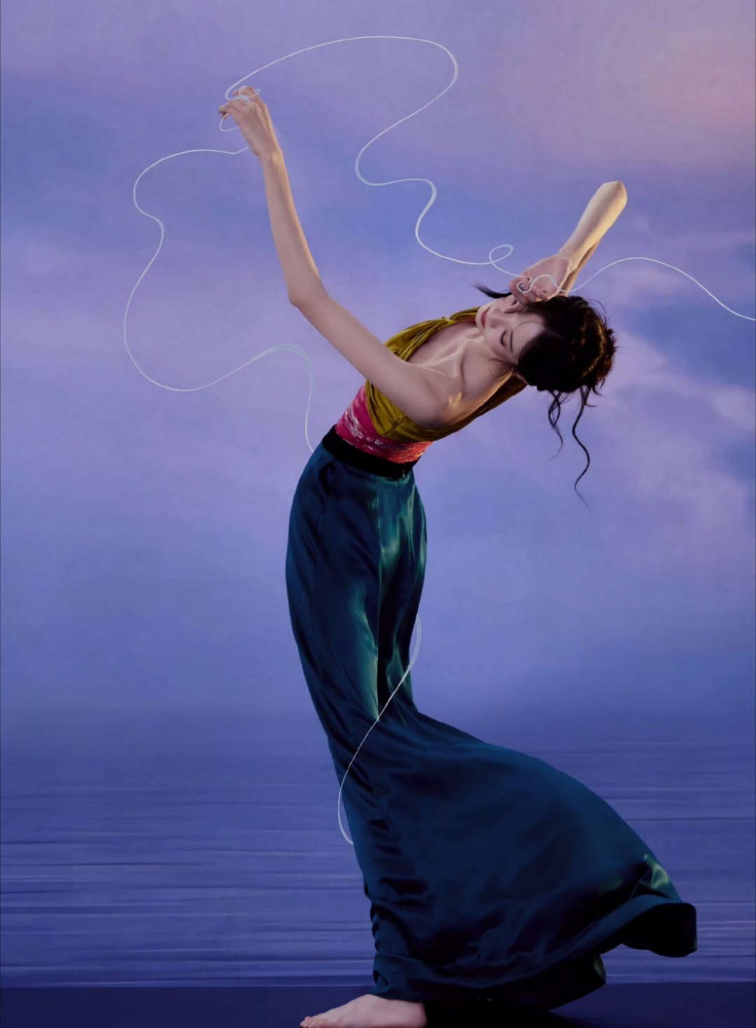 张艺凡好长一条人🤩🤩，凡砸我可以来给你推秋千嘛[扁嘴][扁嘴]​​