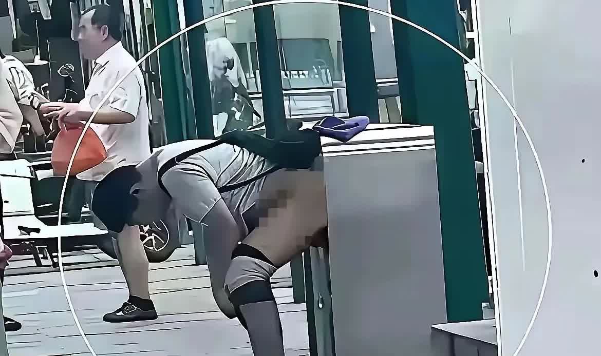 男子大街上做肮脏的事情。从图片上可以看出，这男子属于一个正常的中年人，他能做出这