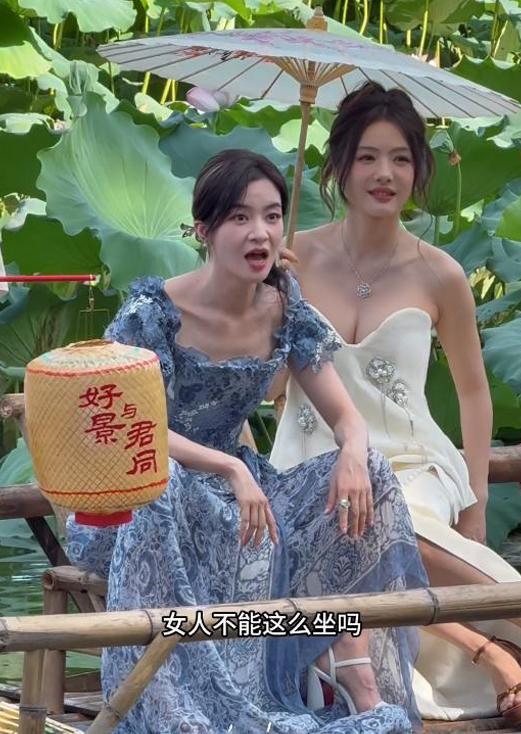 少女和少妇，从坐姿就能看出来，有网友偶遇两位明星，估计是在录节目宣传当地的风