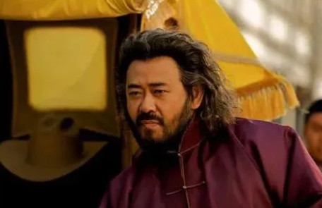2010年，姜文凭借《让子弹飞》拿下6.7亿票房，名利双收。有人问姜武：“你哥赚
